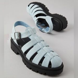 NWT - American Eagle - Buckle, Chunky Fisherman Sandals in light denim blue. 9